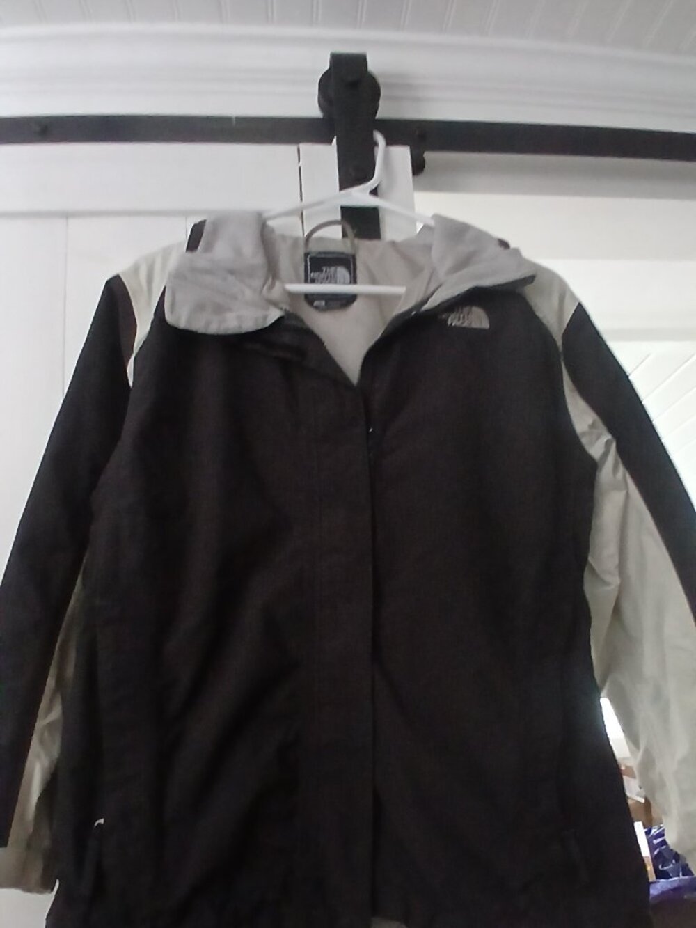 Girls North Face Windbreaker, Black/Gray Size L